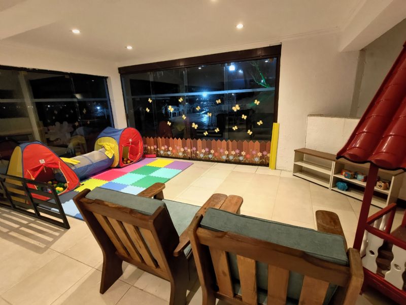 Área kids com barraca e piscina de bolinhas