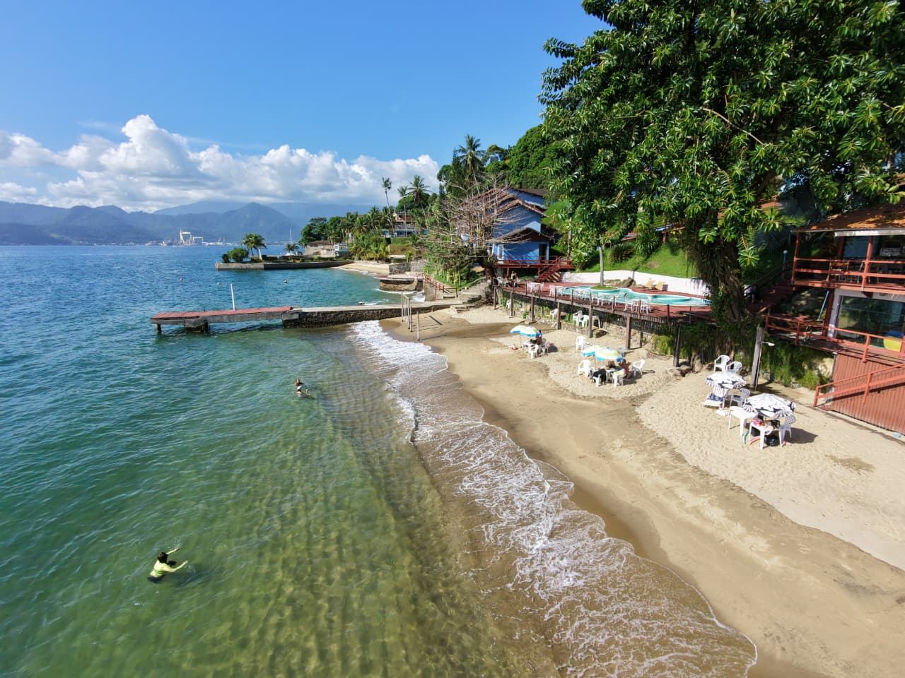 Praia da pousada com espreguiçadeiras