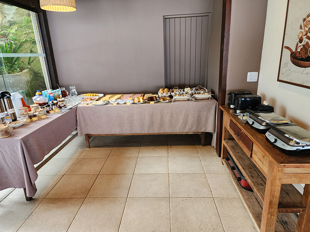 Mesa de café da manhã servida na Pousada Angra Fashion