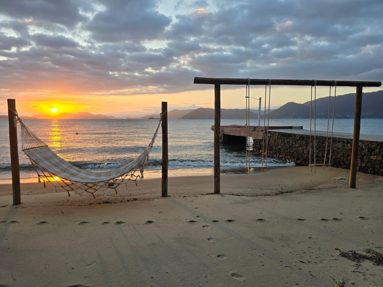 Rede na praia ao entardecer