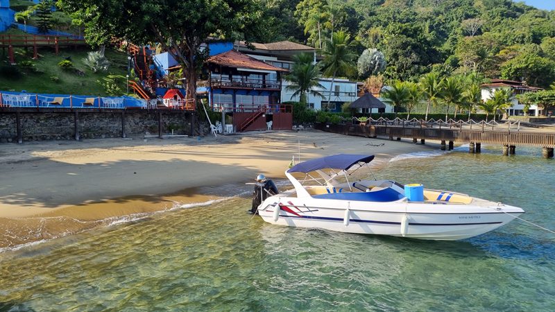 Passeio de lancha saindo da pousada