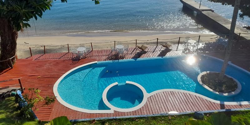 Piscina da Pousada Angra Fashion de frente para o mar