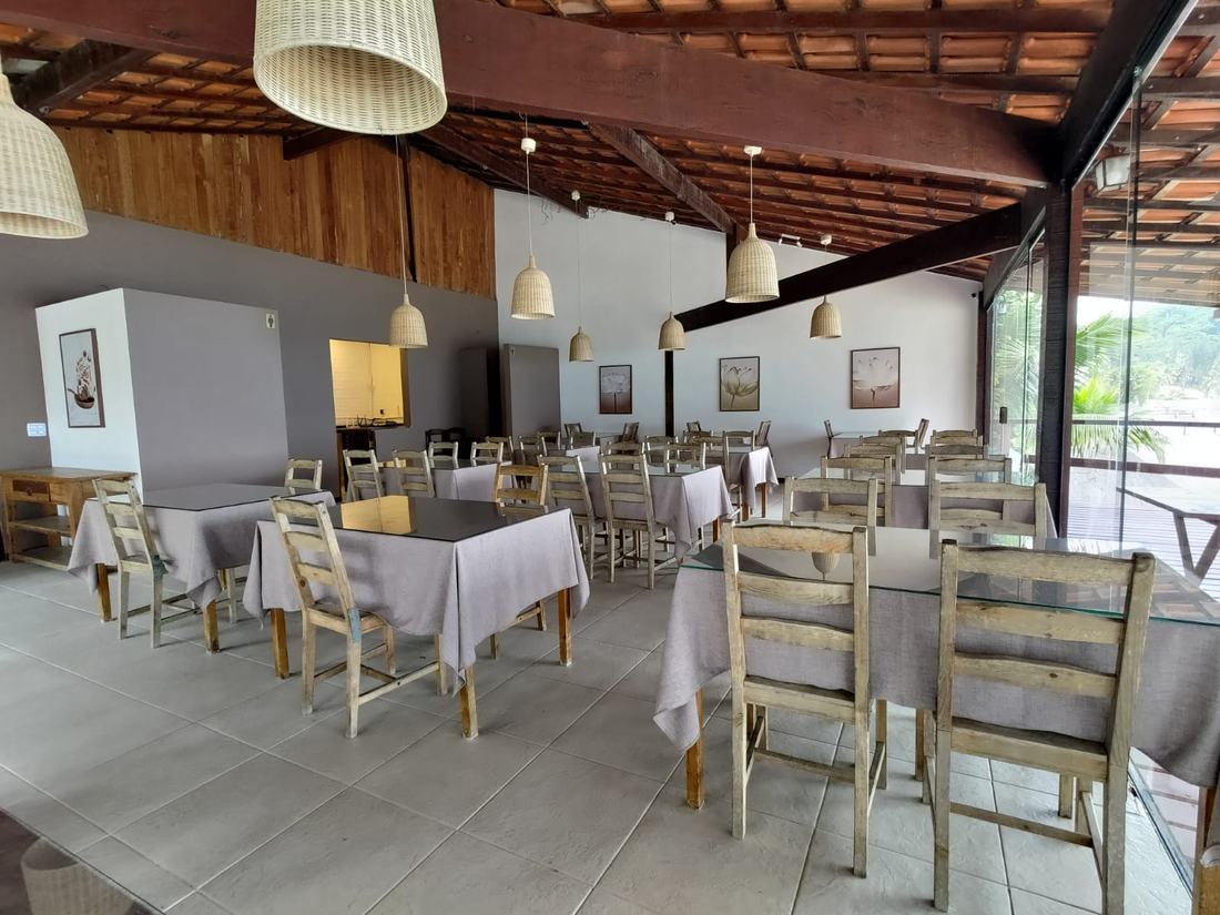 Restaurante da pousada durante o dia