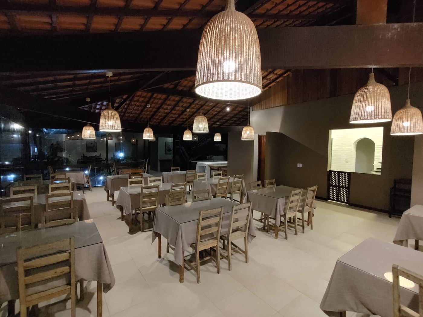 Restaurante da pousada à noite