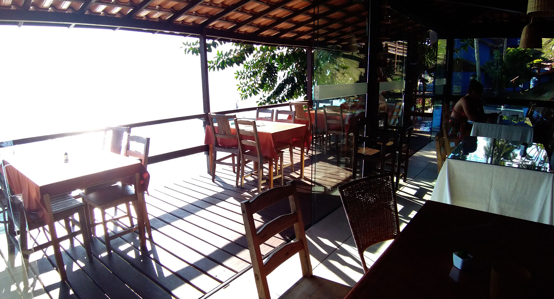 Deck do restaurante de frente para o mar