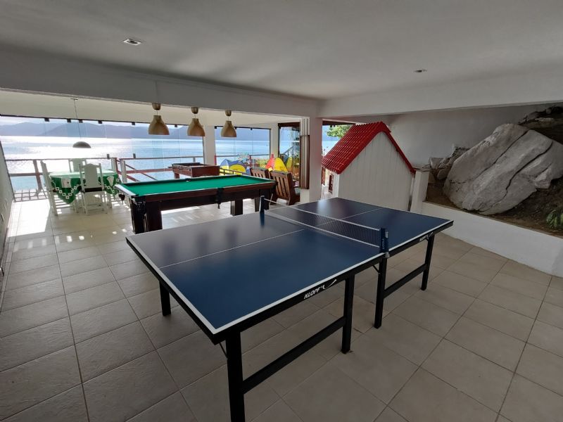 Salão de jogos com sinuca e pingue-pongue, vista para o mar