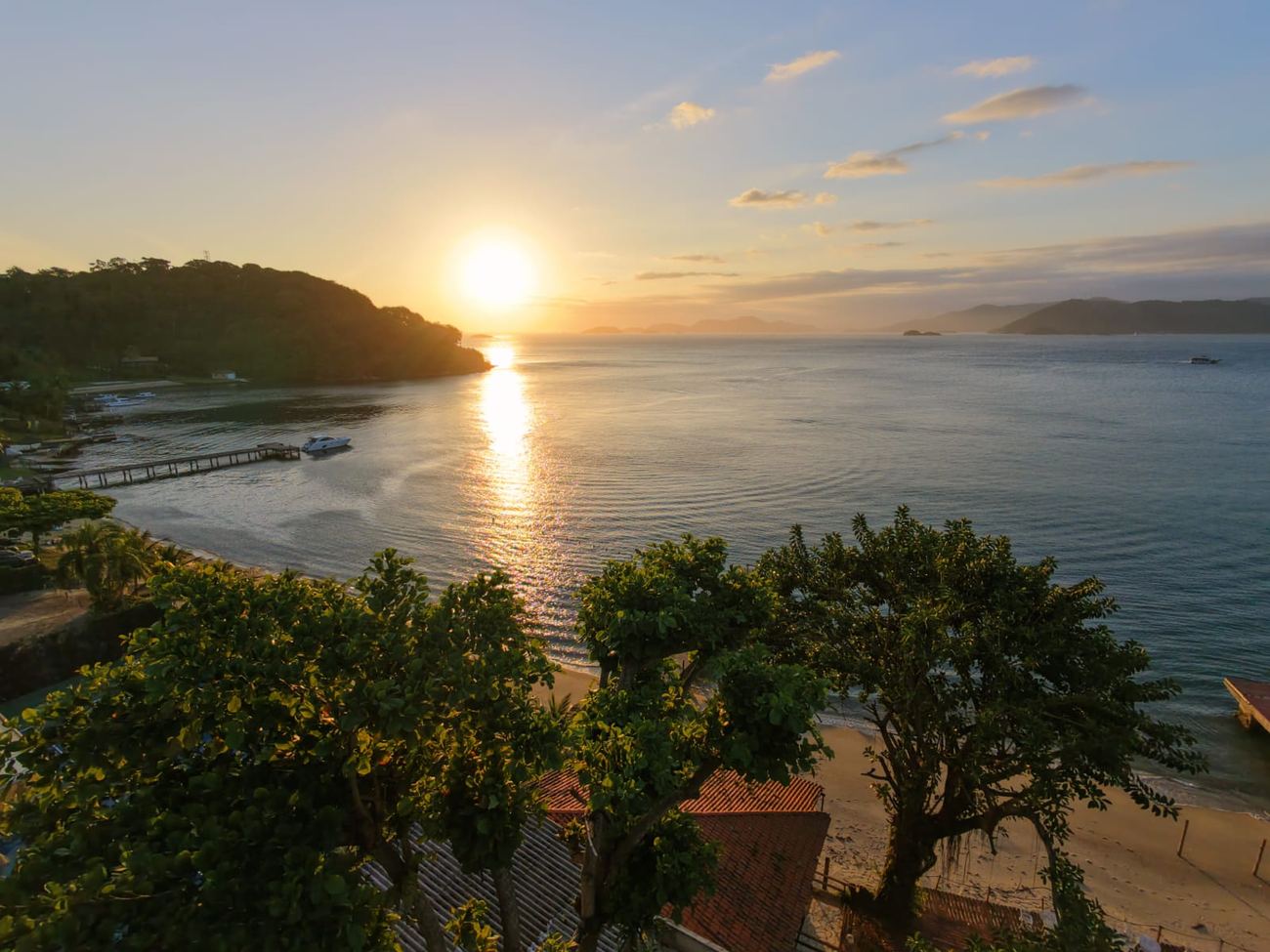 Pôr do sol sobre o mar em Angra dos Reis
